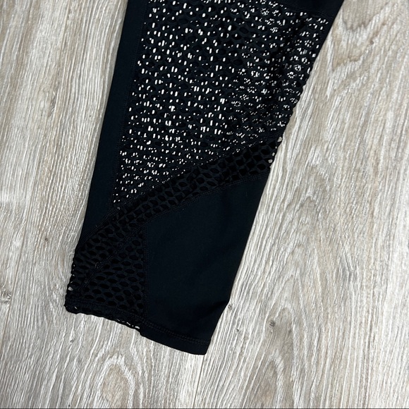 Fabletics Black Workout Capris Size Large - Picture 3 of 8